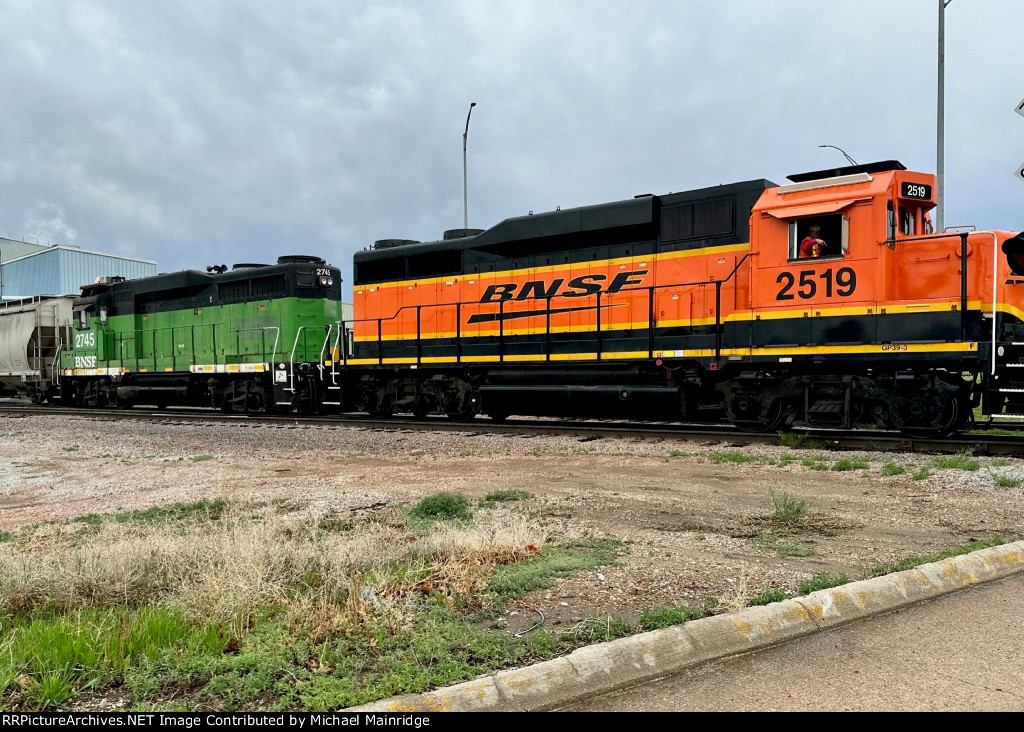 BNSF 2519 and BNSF 2745 (ex-BN 2241, exx CBQ 964)